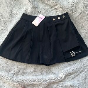 Black pleated skort